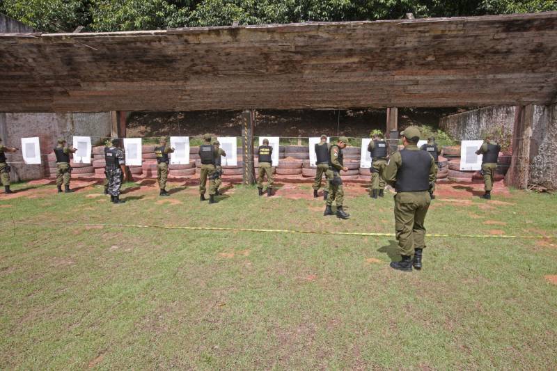 Trinta e oito agentes de segurança pública do Estado participam (foto), no Instituto de Ensino de Segurança Pública do Pará (Iesp), de um curso de especialização da Companhia Independente de Policiamento Escolar (Cipoe). A capacitação começou no dia 26 de fevereiro e vai até 23 de março, com aulas de segunda a sexta, nos turnos da manhã e tarde. Os agentes de segurança estão sendo treinados para atuar na segurança junto às comunidades escolares do Estado. Este é o segundo curso que acontece para a qualificação do policiamento escolar do Comando de Policiamento Especializado, através da Companhia Independente de Policiamento Escolar (Cipoe). O primeiro foi em 2017, e qualificou 40 policiais.
FOTO: CARLOS SODRÉ / AG. PARÁ
DATA: 13.03.2018
BELÉM - PARÁ <div class='credito_fotos'>Foto: Carlos Sodré/Agência Pará | <a href='/midias/2018/originais/7c5d122e-6553-4a4e-a676-f26912663c8d.jpg' download><i class='fa-solid fa-download'></i> Download</a></div>