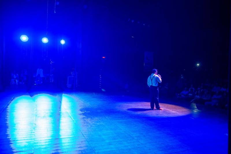 João*, de 17 anos, é natural de Bragança, nordeste do Pará. Há sete meses cumpre medida socioeducativa em uma unidade de internação do Estado após cometer um ato infracional no município onde reside. Mas na manhã desta terça-feira (5), em Belém, pôde vivenciar uma experiência inédita: participou de um espetáculo de teatro (foto) diante de dezenas de pessoas que se reuniram no Teatro Margarida Schivasappa, ao lado de outros 30 adolescentes e jovens privados de liberdade. Uma iniciativa pioneira no país que busca promover a ressocialização por meio da arte, fruto das atividades e oficinas pedagógicas realizadas dentro de espaços gerenciados pela Fundação de Atendimento Socioeducativo do Pará (Fasepa). “Eu nunca tinha vindo em um teatro e isso ficará marcado em mim”, disse o socioeducando. Tímido, ele revelou a vontade de deixar para trás os erros cometidos e seguir um futuro completamente novo, com os primeiros passos sendo dados hoje. “Isso despertou algo dentro de mim, pensar na minha vida e em sair do mundo das drogas. Quem sabe me tornar um ator?” divagou.

FOTO: FERNANDO SETTE / ASCOM IOE
DATA: 05.06.2018
BELÉM - PARÁ <div class='credito_fotos'>Foto: FERNANDO SETTE CÂMARA / ASCOM IOE   |   <a href='/midias/2018/originais/7c6374eb-8570-4bca-95a5-1948fe72b9f2.jpg' download><i class='fa-solid fa-download'></i> Download</a></div>