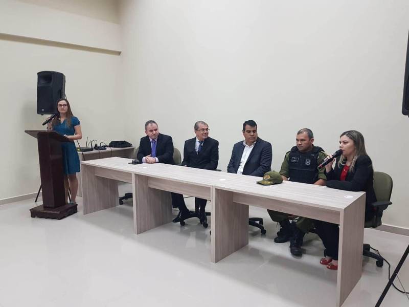 Natural da Bahia, a escrivã Edvane Silva dos Santos, 30 anos, integra a equipe dos novos policiais civis recém-empossados pelo governo do Estado. Ela, que vai trabalhar na Seccional da Cidade Nova, em Marabá, na região sudeste, afirmou estar realizando o sonho de atuar na segurança pública. “Sempre quis ser policial. Estou muito feliz pela oportunidade de ser servidora pública do Estado do Pará, que é o estado que está abrindo muitos concursos, que se preocupa com a segurança pública. Eu espero contribuir para a melhoria da nossa sociedade”, disse Edvane dos Santos. Os novos policiais que reforçarão o efetivo nas regiões Sul e Sudeste do Pará foram apresentados em cerimônia realizada no Carajás Centro de Convenções, em Marabá, com a presença do secretário de Estado de Segurança Pública e Defesa Social, Luiz Fernandes; do secretário Regional de Governo do Sudeste do Pará, Jorge Bittencourt; do delegado-geral da Polícia Civil do Estado, Rilmar Firmino, e de todos os superintendentes das regionais.
FOTO: KÉLIA SANTOS / ASCOM CRGSP
DATA: 29.03.2018
MARABÁ - PARÁ <div class='credito_fotos'>Foto: KÉLIA SANTOS / ASCOM CRGSP | <a href='/midias/2018/originais/7c68b4d0-b36a-4198-b1b6-c6120252c0f5.jpg' download><i class='fa-solid fa-download'></i> Download</a></div>