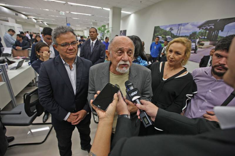Carteira de identidade, habilitação e de trabalho. Seguro-desemprego, segunda via de boletos de água e multas de transito. Registros na Junta Comercial e DARFs de impostos. Registros de ocorrências na polícia e queixas ao Procon. Tudo num só lugar, rápido e fácil. O governador Simão Jatene (foto) entregou nesta sexta-feira, 04, à população a Estação Cidadania do Shopping Pátio Belém. É a sexta unidade de atendimento à população no estado do Pará. Num espaço de mais de mil metros quadrados, a população poderá contar com serviços de órgãos como: Banpará; Polícia Civil; Procon; Secretaria de Justiça e Direitos Humanos; Sistema Nacional de Empregos; Secretaria de Assistência Social, Trabalho e Renda; Junta Comercial do Estado, Secretaria da Fazenda, Cosanpa, Detran, Igeprev e Fundação Pro-Paz. Além desses, as novidades ficam por conta do Hemopa, oferecendo a possibilidade do cidadão doar sangue e da Secretaria Municipal de Mobilidade (Semob).
FOTO: ANTÔNIO SILVA / AG. PARÁ
DATA: 04.05.2018
BELÉM - PARÁ <div class='credito_fotos'>Foto: Antônio Silva/Ag. Pará | <a href='/midias/2018/originais/7c6b6918-1370-48e4-bc72-01582bd5cd4e.jpg' download><i class='fa-solid fa-download'></i> Download</a></div>