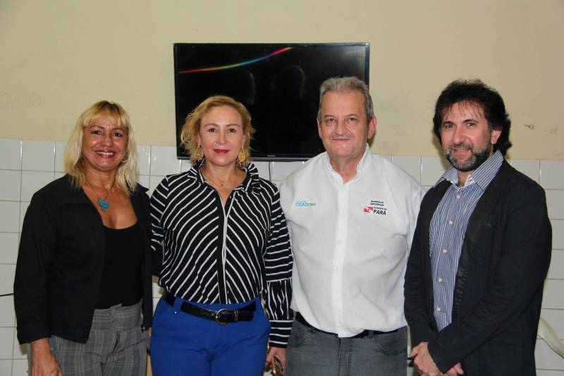 Projeto Estação Cidadania, do Governo do Estado, ontem (24), no espaço Apoena, em Ananindeua. A iniciativa tem como objetivo garantir direitos e promover a inclusão cidadã de adolescentes e jovens autores de atos infracionais, que cumprem medidas socioeducativas na Fundação de Atendimento Socioeducativo do Pará (Fasepa).
FOTO; ALBERTO PASSOS / ASCOM FASEPA
DATA: 24.04.2018
ANANINDEUA - PARÁ <div class='credito_fotos'>Foto: ALBERTO PASSOS/ ASCOM FASEPA | <a href='/midias/2018/originais/7c6c5273-b801-4611-a10a-acac65709f11.jpg' download><i class='fa-solid fa-download'></i> Download</a></div>