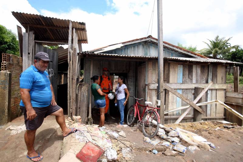 Passados dois dias da enxurrada que destruiu casas e obrigou pessoas a saírem de seus locais de moradia em Paragominas, Governo do Estado e Prefeitura continuam os trabalhos para atender as famílias afetadas, reconstruir o que ficou destruído e restabelecer a situação de normalidade no município. Desde a manhã da última quinta-feira (12), equipes da Defesa Civil intensificam as ações nos bairros atingidos.
FOTO: SIDNEY OLIVEIRA / AG. PARÁ
DATA: 14.04.2018
PARAGOMINAS - PARÁ <div class='credito_fotos'>Foto: Sidney Oliveira/Ag. Pará | <a href='/midias/2018/originais/7c7425e3-571c-4e1a-8916-91cc0f108e34.jpg' download><i class='fa-solid fa-download'></i> Download</a></div>