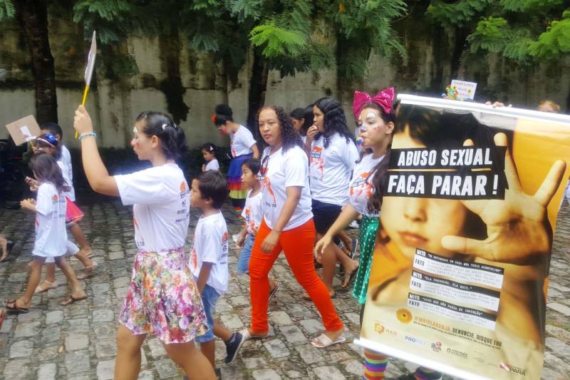 Foi realizado na manhã deste domingo (27), no Horto Municipal de Belém, o encerramento da Campanha Maio Laranja. A ação reuniu crianças e adolescentes que se manifestaram através de um apitaço, danças e mensagens para o público local. A campanha, que combate o abuso e a exploração sexual contra crianças e adolescentes, promoveu diversas ações durante o mês.

FOTO: CARLS FISCHER / ASCOM SESPA
DATA: 27.05.2018
BELÉM - PARA <div class='credito_fotos'>Foto: CARLA FISCHER / ASCOM SESPA   |   <a href='/midias/2018/originais/7c7e0e37-402e-4d7b-a189-6a2ee2409e0b.jpg' download><i class='fa-solid fa-download'></i> Download</a></div>
