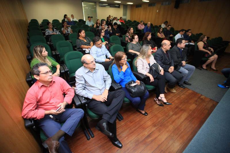A Secretaria de Estado da Fazenda (Sefa) lançou nesta quarta-feira (09) o serviço de parcelamento de impostos estaduais pela internet. O evento, destinado a empresários e contadores, foi realizado no auditório da Escola de Governança Pública (EGPA), em Belém. Podem ser parcelados pela internet o Imposto sobre Operações Relativas à Circulação de Mercadorias e sobre Prestações de Serviços de Transporte Interestadual e Intermunicipal e de Comunicação (ICMS); Imposto sobre a Propriedade de Veículos Automotores (IPVA); Imposto sobre a Transmissão Causa Mortis e Doação de quaisquer bens ou direitos (ITCD); Taxa de Controle, Acompanhamento e Fiscalização das Atividades de Exploração e Aproveitamento de Recursos Hídricos (TFRH); Taxa de Controle, Acompanhamento e Fiscalização das Atividades de Pesquisa, Lavra, Exploração e Aproveitamento de Recursos Minerais (TFRM); Taxa de Serviços de Arrecadação por Documento de Arrecadação Estadual (DAE) e Dívida Ativa Não Tributária (Dant). Os débitos podem ser pagos em até 60 parcelas, desde que o valor da cada parcela não seja menor que 50 Unidades Padrão Fiscal do Pará (UPF-PA), que hoje é de R$ 3,3271.
FOTO: MÁCIO FERREIRA / AG. PARÁ
DATA: 09.05.2018
BELÉM - PARÁ <div class='credito_fotos'>Foto: MÁCIO FERREIRA/ AG. PARÁ | <a href='/midias/2018/originais/7c82ea8c-4c87-47f9-a7af-08fca0b2c8df.jpg' download><i class='fa-solid fa-download'></i> Download</a></div>