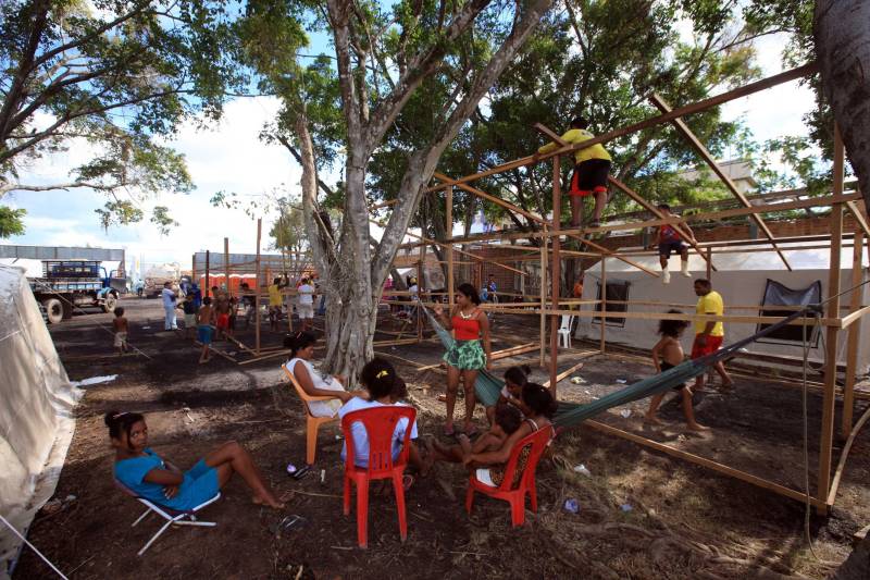 Em Marabá (foto) já são 198 famílias desabrigadas, 58 desalojadas e 194 afetadas. O município conta com cinco abrigos oficiais e dois não oficiais - estruturados pela própria comunidade. As famílias já começaram a receber o benefício eventual por meio das Secretarias Estadual e Municipal de Assistência Social.

FOTO: MÁCIO FERREIRA / AG. PARÁ
DATA: 16.02.2018
MARABÁ - PARÁ <div class='credito_fotos'>Foto: MÁCIO FERREIRA/ AG. PARÁ   |   <a href='/midias/2018/originais/7c8a2f94-705b-4485-bb07-753607b61913.jpg' download><i class='fa-solid fa-download'></i> Download</a></div>