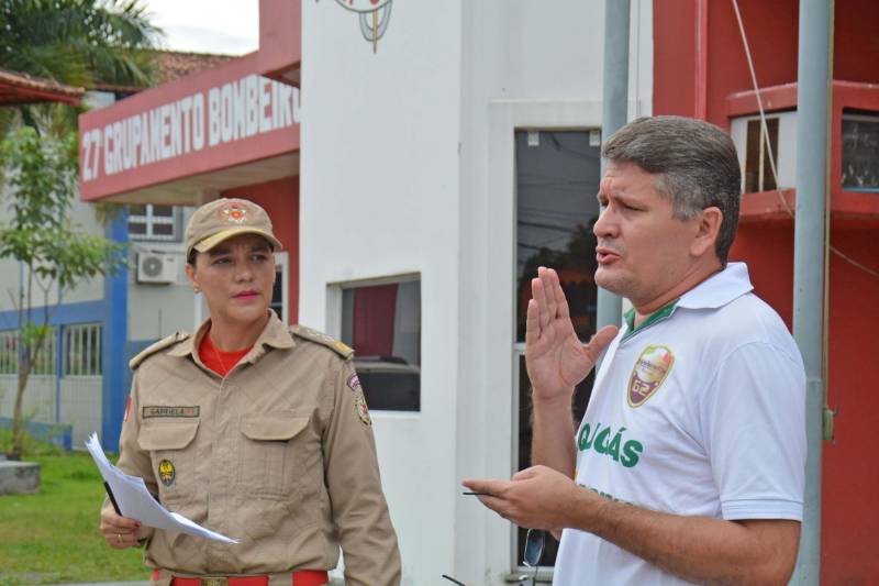 Moradores da comunidade Pantanal, no bairro do Mangueirão, em Belém, receberam, nesta terça-feira (10), 100 kits de gás de cozinha, contendo registro regulador e mangueira. A ação foi realizada pelo 27º Grupamento do Corpo de Bombeiros Militar do Pará. O objetivo da ação é demonstrar como se deve agir diante de uma situação de vazamento do Gás Liquefeito de Petróleo (GLP). A programação contou com o apoio da empresa Liquigás, que realizou a doação dos kits. Já a equipe da Defesa Civil orientou os moradores sobre prevenção de acidentes. “A necessidade é observar a validade do registro e das mangueiras, bem como desmistificar algumas situações quando se tenta impedir um vazamento”, explicou a sub-comandante do 27º GBM, Major Gabriela Contente. O 27º Grupamento de Bombeiros Militar fica no bairro do Mangueirão e atende sete bairros (Mangueirão, Castanheira, Marambaia, Una, Cabanagem, Parque Verde e Benguí) da capital paraense. Na foto, Marton Goyana (d), da Área de Vendas da Liquigás e Major Gabriela Contente (e), subcomandante do 27° GBM.
FOTO: CARLOS YURI / ASCOM CBMPA
DATA: 10.04.2018
BELÉM - PARÁ <div class='credito_fotos'>Foto: CARLOS YURI / ASCOM CBMPA | <a href='/midias/2018/originais/7c99f298-2622-4c39-9311-e4920da0d455.jpg' download><i class='fa-solid fa-download'></i> Download</a></div>