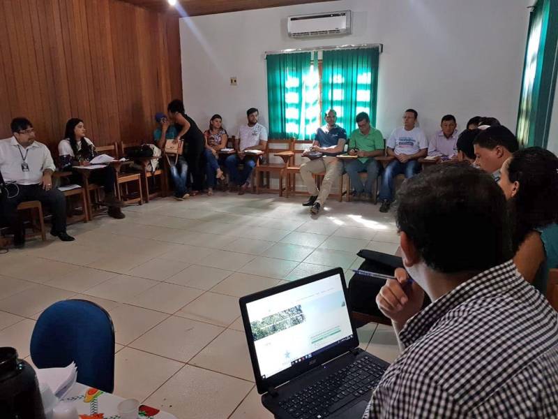Técnicos das Secretarias Estaduais de Municípios Sustentáveis (Semsu) e de Gestão Estratégica (Seegest) estão no município de São Félix do Xingu para avaliar e alinhar as ações que estão sendo realizadas na implementação do projeto piloto dos Municípios Emblemáticos. A reunião (foto) com a equipe municipal foi realizada nesta terça-feira, 05, no auditório da Secretaria Municipal de Meio Ambiente (Semmas). O projeto de Município Emblemático congrega um reforço de ações previstas no Programa Municípios Sustentáveis (PMS) a fim de gerar cases que possam ser replicados em outras localidades. As ações foram definidas em parceria com as secretarias municipais que apontaram necessidades e propostas de desenvolvimento nos eixos social, ambiental e econômico, definidos a partir do workshop realizados em dezembro do ano passado, com os agentes realizadores do Estado e da Prefeitura Municipal.

FOTO: ASCOM / SEMSU
DATA: 05.06.2018
SÃO FÉLIX DO XINGU - PARÁ <div class='credito_fotos'>Foto: DANI FILGUEIRAS / ASCOM SEMSU   |   <a href='/midias/2018/originais/7c9aa3c2-8cb2-42b8-852c-98a6562482bc.jpg' download><i class='fa-solid fa-download'></i> Download</a></div>