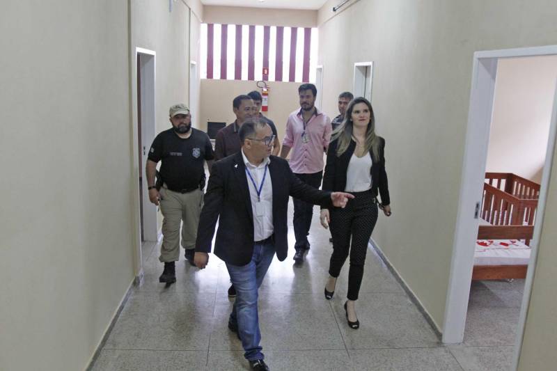 A região oeste do Pará ganhou, nesta sexta-feira (6), o primeiro Centro de Recuperação Feminino (CRF), localizado no complexo penitenciário Silvio Hall de Moura, no município de Santarém. A nova unidade prisional disponibiliza 86 vagas e vai garantir atendimento diferenciado e humanizado às mulheres custodiadas pela Superintendência do Sistema Penitenciário do Estado (Susipe). A unidade conta com dois blocos carcerários, com 13 celas coletivas (capacidade para seis vagas cada), uma cela para Pessoa com Deficiência (PCD) com duas vagas, quatro celas individuais e duas celas de visita íntima. Conta, ainda, com sala de amamentação, sala de vacinação, brinquedoteca, consultórios médicos, refeitório, salas de aula e bloco para capacitação profissional e um berçário para detentas grávidas e/ou lactantes e seus bebês. A obra foi realizada em convênio entre Governo do Estado e o Departamento Penitenciário Nacional (Depen), com investimento total de R$ 5.487.414,65, com R$ 2.852.026,89 de contrapartida do Estado. O superintendente da Susipe, coronel PM Rosinaldo da Silva Conceição, informa que além da unidade de Santarém, outras 14 obras estão em andamento, representando mais de quatro mil novas vagas no sistema penitenciário.
FOTO: AKIRA ONUMA / ASCOM SUSIPE
DATA: 06.04.2018
BELÉM - PARÁ <div class='credito_fotos'>Foto: Akira Onuma / Ascom Susipe | <a href='/midias/2018/originais/7ca05ff4-e010-4645-b305-4dd2964caf3c.jpg' download><i class='fa-solid fa-download'></i> Download</a></div>
