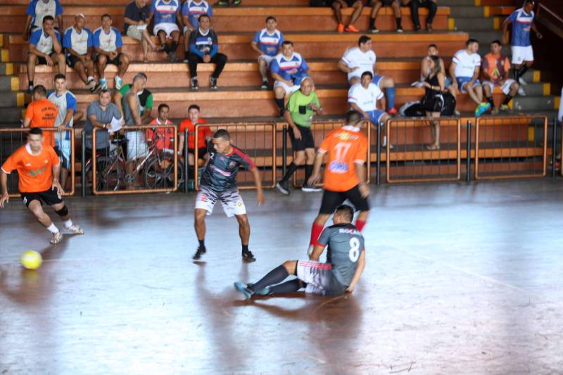 Mais de 300 policiais militares, de diversas localidades do Pará, participam neste sábado (3) e no domingo (4) da II Copa de Futsal da Casa Militar da Governadoria, em comemoração aos 101 anos de criação do órgão. Quarenta equipes participam do torneio, sendo 32 masculinas, quatro femininas, duas sub-16 e duas sub-13, as duas últimas formadas por alunos da escolinha de futsal da PM, que ensina a filhos de militares técnicas e regras da prática esportiva.
FOTO: RODOLFO OLIVEIRA / AG. PARÁ
DATA: 03.03.2018
BELÉM - PARÁ <div class='credito_fotos'>Foto: Rodolfo Oliveira/Ag. Pará | <a href='/midias/2018/originais/7cb0fe2b-c424-4588-9448-03c57428445a.jpg' download><i class='fa-solid fa-download'></i> Download</a></div>