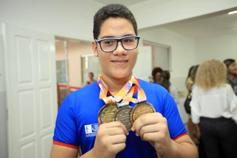 "Hoje vim para uma agenda de inauguração, mas vivi uma experiência de amor, que emana em cada ação dos alunos, professores, direção e de cada um que faz parte desta escola que se torna tão especial porque tem alma". A declaração foi feita pelo governador Simão Jatene, nesta terça, 27, durante a inauguração da obra de reforma e ampliação da Escola Álvares de Azevedo, localizada no Bairro de Batista Campos, em Belém. O governador transformou a inauguração em uma grande confraternização. Passou a tarde na Escola e fez questão de cantar e dançar com os alunos, que expressaram muita gratidão pela obra. Atendendo atualmente 436 alunos, a “Álvares de Azevedo” é uma Unidade Especializada dedicada à educação de estudantes com deficiência visual, e que trabalha nos eixos da educação e da habilitação. Na foto, Cássius Fernando.
FOTO: MÁCIO FERREIRA / AG. PARÁ
DATA: 27.03.2018
BELÉM - PARÁ <div class='credito_fotos'>Foto: MÁCIO FERREIRA/ AG. PARÁ | <a href='/midias/2018/originais/7cb3dde7-7275-4869-ab97-689ddee31abb.jpg' download><i class='fa-solid fa-download'></i> Download</a></div>