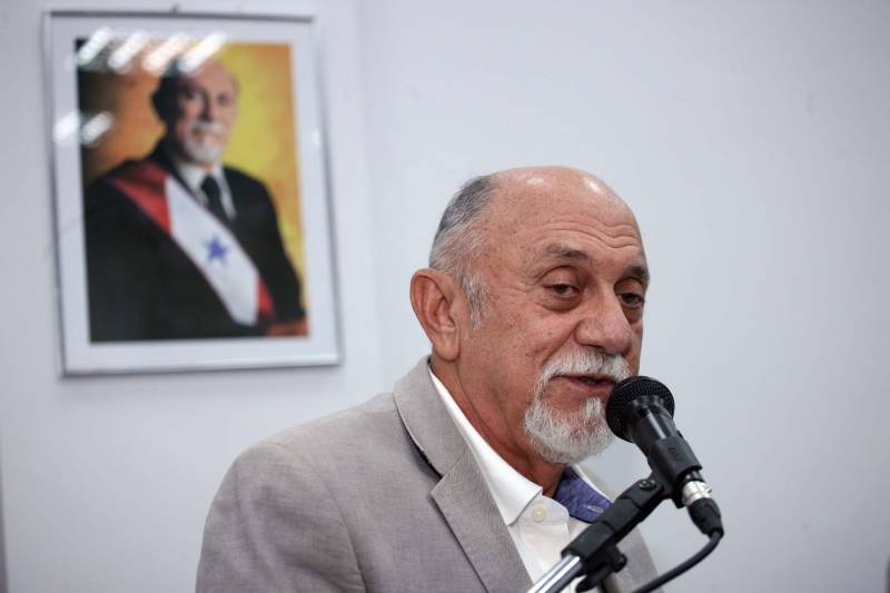 O Governo do Estado fez a entrega das novas instalações do prédio-sede da Procuradoria-Geral do Estado do Pará (PGE/PA), em Batista Campos, Belém, nesta quinta-feira (5). que envolvem obras de reforma e ampliação do órgão. Durante a cerimônia, o governador Simão Jatene (foto) assinou o Projeto de Lei que altera a Lei nº 6.813, de 25 de janeiro de 2017, que dispõe sobre a estruturação do Quadro de Apoio da PGE, a fim de ser encaminhado para apreciação à Assembleia Legislativa do Estado, em regime de urgência. O projeto propõe a transformação e a criação de novos cargos do quadro de servidores da atividade-meio, os quais poderão, inclusive, prestar apoio às atividades desenvolvidas pelos procuradores junto às secretarias de Estado. Os cargos serão ocupados por meio de concurso, na medida do interesse público e da disponibilidade orçamentária do Estado. As alterações propostas no Projeto de Lei devem-se às demandas judiciais expressivas das atividades da PGE e a anseios da categoria, como a reorganização da carreira em classes e referências, com definição de critérios para progressão e enquadramento funcional. A cerimônia teve a presença do procurador-geral do Estado, Ophir Cavalcante Junior, presidente da Associação dos Procuradores do Estado do Pará (Apepa), Ary Lima Cavalcanti, presidente da Associação dos Servidores da Procuradoria-Geral do Estado do Pará (ASPGE), Brunna Valescka de Carvalho Silva, procuradores e servidores da instituição.
FOTO: CRISTINO MARTINS / AG. PARÁ
DATA: 05.04.2018
BELÉM - PARÁ <div class='credito_fotos'>Foto: Cristino Martins/Ag. Pará | <a href='/midias/2018/originais/7cbcf411-36b6-421d-b6c0-348bf303d84b.jpg' download><i class='fa-solid fa-download'></i> Download</a></div>