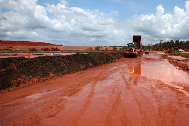 Por conta do não cumprimento do prazo de 48 horas dado pelo Governo do Estado para que a Hydro (foto) reduzisse os níveis das bacias de resíduos ao nível de pelo menos um metro, a Secretaria de Meio Ambiente e Sustentabilidade (Semas) notifica a empresa, na manhã desta terça-feira (27), com a determinação de que reduza a produção da refinaria em 50%. A Semas também triplicará a multa definida anteriormente, cumprindo a legislação ambiental em vigor, chegando a cerca de R$ 1 milhão por dia de descumprimento (300 mil Unidades de Padrão Fiscal). A empresa informou formalmente que reduziu os índices, mas não integralmente no total determinado de um metro. A determinação de redução emitida pela Semas reforça ainda que devem ser mantidos e ampliados os esforços para tratamento dos efluentes e de redução dos níveis das bacias. As equipes da Semas permanecem em campo 24 horas, trabalhando em conjunto com a Defesa Civil e outros órgãos, monitorando a situação.
FOTO: IGOR BRANDÃO / AG. PARÁ
DATA: 24.02.2018
BARCARENA - PARÁ <div class='credito_fotos'>Foto: IGOR BRANDÃO / AG. PARÁ | <a href='/midias/2018/originais/7cc8757e-9875-495b-9e49-6446b8353460.jpg' download><i class='fa-solid fa-download'></i> Download</a></div>