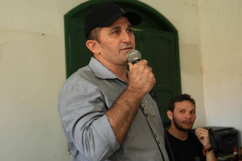 Ordens de Serviço do Programa Asfalto na Cidade também foram assinadas no município de São João da Ponta, que foi contemplado com mais 3 km de asfalto, além dos que já estão beneficiando o distrito de Deolândia. “Com certeza isso vai ajudar na questão do desenvolvimento. É uma conquista que vai trazer mais alegria para o nosso povo”, disse o prefeito de São João da Ponta, Carlos Feitosa (foto), durante a cerimônia realizada na Câmara Municipal.

FOTO: RODOLFO OLIVEIRA / AG. PARÁ
DATA: 13.06.2018
SÃO JOÃO DA PONTA - PARÁ <div class='credito_fotos'>Foto: Rodolfo Oliveira/Ag. Pará   |   <a href='/midias/2018/originais/7cd0919e-cdc6-4137-8115-afe14ee9250f.jpg' download><i class='fa-solid fa-download'></i> Download</a></div>