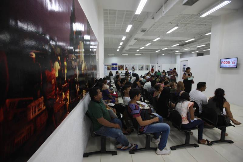 Um lugar que disponibiliza a prestação de vários serviços públicos em um único ambiente, oferecendo atendimento ágil, eficiente e de qualidade. Assim é a Estação Cidadania (foto) que chega ao final deste ano de 2018 com oito postos de atendimento, distribuídos em Belém, Icoaraci, Ananindeua, Marabá, Santarém e Parauapebas. Instituído através do Decreto 153 de 05/07/2011, a Estação Cidadania integra 32 órgãos na prestação de serviços ao cidadão. É possível tirar carteira de identidade, pagar diversas contas, negociar dívidas e até doar sangue, entre outros. O gerenciamento, implantação, instalação, funcionamento e a coordenação do Serviço de Atendimento à População “ESTAÇÃO CIDADANIA” são de responsabilidade da Secretaria de Estado de Administração – SEAD.  Desde 2011 as Estações Cidadania já realizaram mais de 3,1 milhões de atendimentos.

FOTO: SIDNEY OLIVEIRA / AG. PARÁ
DATA: 26.11.2018
BELÉM - PARÁ <div class='credito_fotos'>Foto: Sidney Oliveira/Ag. Pará   |   <a href='/midias/2018/originais/7cd52624-d346-4378-a364-aef7edb9a34c.jpg' download><i class='fa-solid fa-download'></i> Download</a></div>