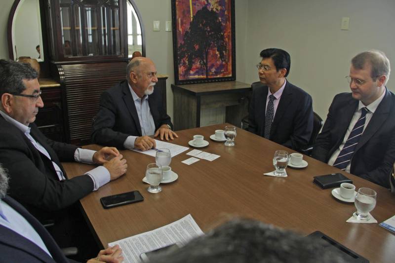 O presidente da China Brazil New Energy Environment International Investment (CBSteel), Zhang Shengsheng, declarou ao governador do Pará, Simão Jatene, e ao secretário estadual de Desenvolvimento Econômico, Adnan Demachki, em reunião no Palácio do Governo, neste sábado, 24, que tem interesse em investir no Pará nas áreas de mineração, agronegócio e turismo. Shengsheng, liderou uma comitiva do Grupo CBSteel, que foi ao Palácio do Governo, em Belém, conversar com Jatene. O governador Simão Jatene disse que o Estado está disposto a negociar com a empresa, desde que a parceria resulte em vantagens socioeconômicas para a população paraense, sem deixar de ser lucrativa aos chineses. ''Queremos que nossos recursos ajudem a desenvolver o Brasil e até outros países, mas é vital que eles contribuam para melhorar a qualidade de vida do povo paraense; esse é o cerne de nossa política de desenvolvimento econômico'', informou o governador Jatene.
FOTO: RODOLFO OLIVEIRA / AG. PARÁ
DATA: 24.05.2018
BELÉM - PARÁ <div class='credito_fotos'>Foto: Rodolfo Oliveira/Ag. Pará | <a href='/midias/2018/originais/7cd8c797-846f-4cc5-8af8-8d3ef36cc212.jpg' download><i class='fa-solid fa-download'></i> Download</a></div>