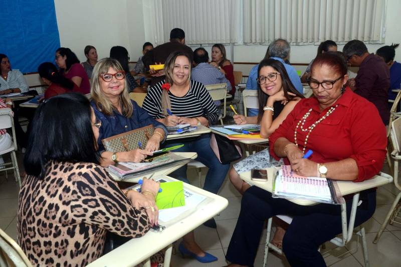Educadores de todo o estado estiveram reunidos no III Encontro de Gestores Regionais, organizado pela Secretaria de Estado de Educação (Seduc). O evento nesta terça-feira (19) discutiu o fortalecimento das relações interpessoais de estudantes e pais de alunos com gestores e professores na busca de avançar na aprendizagem de conteúdos e no combate à evasão escolar. O Encontro, em parceria com o Unibanco, foi viabilizado pela Coordenação de Ensino Médio da Seduc (Coem) contou com a participação de 50 pessoas, entre gestores das 18 Unidades Seduc na Escola (USEs), que abrange as escolas da Grande Belém, e das 22 Unidades Regionais de Educação (UREs), compreendendo escolas do interior do Estado, e mais dirigentes da Seduc.
FOTO: ELISEU DIAS / ASCOM SEDUC
DATA: 19.06.2018
BELÉM - PARÁ <div class='credito_fotos'>Foto: Eliseu Dias / Ascom Seduc | <a href='/midias/2018/originais/7cdacded-2082-425f-93bc-0f646ed91966.jpg' download><i class='fa-solid fa-download'></i> Download</a></div>
