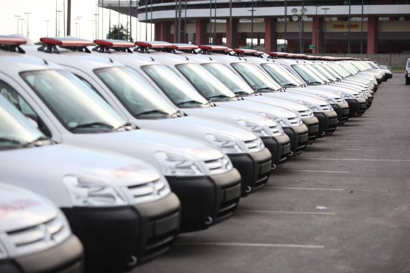 O Governo do Estado entregou, na tarde desta quinta-feira (05), 08 pick-ups e 08 SUVs e mais duas lanchas transatlânticas que irão reforçar a segurança pública nos municípios de Braganca, Capanema, Curuçá e Capanema, no nordeste do Estado e Parauapebas e Marabá na região Sudeste e Breves, no Marajó. O governo também entregou 50 ambulâncias que irão fortalecer a saúde básica nestes municípios. Os equipamentos (foto) foram adquiridos através de recursos provenientes de emendas parlamentares do deputado Wladimir Costa. O evento contou com a presença do governador Simão Jatene, do secretário de Segurança e Defesa Social, Luis Fernandes, do secretário de Saúde Pública Vitor Matheus , prefeitos e outros representantes dos municípios. As viaturas foram repassadas aos municípios dentro do Plano de Ações Imediatas em Segurança Pública que foi elaborado em fevereiro deste ano e que tem , entre outras ações , o reforço das guardas municipais.
FOTO: THIAGO GOMES / AG. PARÁ
DATA: 04.07.2018
BELÉM - PARÁ <div class='credito_fotos'>Foto: Thiago Gomes /Ag. Pará | <a href='/midias/2018/originais/7cdc1cdc-c4de-4051-9494-8053dcec4a04.jpg' download><i class='fa-solid fa-download'></i> Download</a></div>