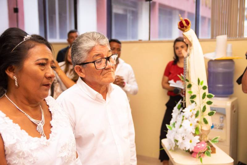 Um paciente que teve o casamento desmarcado por conta de um câncer se uniu em matrimônio (foto) neste sábado (10), no auditório da radioterapia do Hospital Ophir Loyola, em Belém. O lavador de carros Francisco Carlos da Silva, 64 anos, tem uma relação estável com Lucidalva Rayol da Silva há 18 anos. O casal tem uma filha, Carla Luana, de 11 anos. Eles sempre tiveram uma vida simples e comum, mas o diagnóstico do câncer mudou essa realidade. Em fevereiro deste ano, Francisco teve febre durante 30 dias. Passou por uma série de exames, sem esclarecer o motivo pelo qual ele estava doente. Apenas no final de setembro, recebeu a confirmação de um câncer no esôfago - um tubo muscular indispensável para o processo digestivo, responsável por conduzir o alimento da boca até o estômago.
FOTO: THIAGO SANNIN
DATA: 10.11.2018
BELÉM - PARÁ <div class='credito_fotos'>Foto: THIAGO SANNIN | <a href='/midias/2018/originais/7cdc8be5-2041-4310-9599-cbcd964da0e1.jpg' download><i class='fa-solid fa-download'></i> Download</a></div>