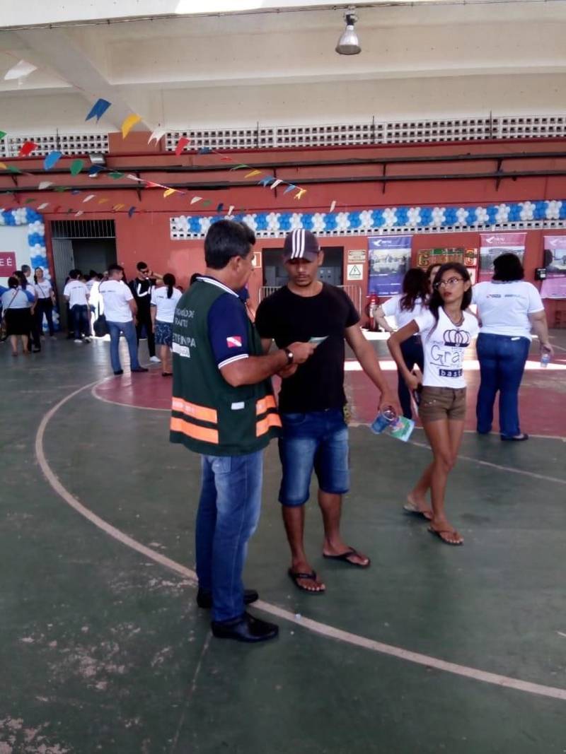 Para marcar o início da “Operação Verão 2018”, a Coordenadoria de Educação do Departamento de Trânsito do Estado (Detran) mobilizou nesta sexta-feira (29) suas equipes em quatro pontos de Belém, para levar informação a condutores e pedestres. Logo cedo, quem procurou a sede do órgão, localizada na Avenida Augusto Montenegro, foi abordado por agentes que distribuíram material sobre educação no trânsito. Além do salão principal, os agentes atuaram em outros setores do Detran, como a vistoria veicular e a área de exames, locais de grande acesso do público. A ação se repetiu no Polo Pró Paz do Mangueirão (Estádio Olímpico do Pará, na foto) e na sede da Secretaria de Estado da Fazenda (Sefa), na Avenida Visconde de Souza Franco, das 8 às 12 h. No Shopping Bosque Grão-Pará, a ação começou às 12 h e se estenderá até às 18 h.
FOTO: ASCOM / DETRAN
DATA: 29.06.2018
BELÉM - PARÁ <div class='credito_fotos'>Foto: ASCOM DETRAN | <a href='/midias/2018/originais/7ce5c0d9-3241-4345-a77c-bd9e215de18b.jpg' download><i class='fa-solid fa-download'></i> Download</a></div>