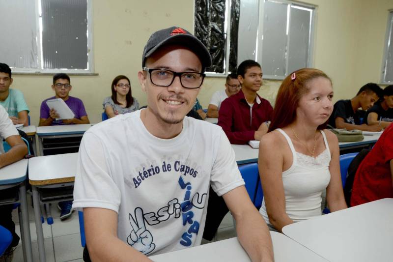 Aos 21 anos, Wilderson Almeida (foto) é o primeiro em sua família a conquistar uma vaga no ensino superior. Filho único de um autônomo com uma dona de casa, ele nasceu surdo, depois de a mãe ter tido rubéola durante a gravidez. O problema, no entanto, só foi identificado quando Wilderson tinha cerca de 5 anos de idade. Nas escolas regulares onde estudou, ele enfrentou muitas dificuldades, até chegar à Unidade de Ensino Especializado Professor Astério de Campos, em Belém, que oferece Atendimento Educacional Especializado aos alunos da rede pública estadual, e mantém, desde 2002, um cursinho pré-vestibular voltado a esse público. Foi no cursinho que Wilderson se preparou para o Exame Nacional do Ensino Médio (Enem), que fez pela terceira vez, e conquistou uma vaga no recém-lançado curso de graduação em Pedagogia - Licenciatura na perspectiva Bilíngue – Língua Brasileira de Sinais (Libras) e Língua Portuguesa, pela Universidade do Estado do Pará (Uepa).
FOTO: RAI PONTES / ASCOM SEDUC
DATA: 05.03.2018
BELÉM - PARÁ <div class='credito_fotos'>Foto: Rai Pontes/Ascom Seduc | <a href='/midias/2018/originais/7ce6d99a-f14b-4e90-8c4a-6d307aac85df.jpg' download><i class='fa-solid fa-download'></i> Download</a></div>