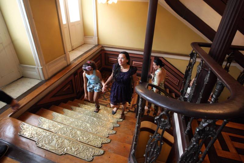 O aposentado Mário Printes, 74 anos, tem o costume de visitar o Theatro da Paz pelo menos uma vez ao mês. É apaixonado pela arquitetura e história do lugar e, se instigado, é capaz de falar horas sobre ele. Nesta quinta-feira (15), dia no qual o espaço completa 140 anos, o aposentado estava na fila para retirar o ingresso do concerto da Amazônia Jazz Band, que marcará, nesta mesma noite, o aniversário do prédio centenário. “Não poderia ficar de fora dessa programação. Seria como não prestigiar um amigo próximo e querido no dia do seu aniversário”, disse Mário. Com a regência do maestro Nelson Neves e a cantora Simone Almeida como convidada especial, o concerto “Celebrando Theatro da Paz e Waldemar Henrique” comemora o aniversário de 140 anos do teatro e 113 anos do maestro paraense – que nasceu na mesma data de fundação da casa. A entrada é gratuita e o espetáculo começa às 20 horas.
FOTO: SIDNEY OLIVEIRA / AG PARÁ
DATA: 15.02.2018
BELÉM - PARÁ <div class='credito_fotos'>Foto: Sidney Oliveira/Ag. Pará | <a href='/midias/2018/originais/7ce6f7cf-1340-44d8-bc0d-f4cc3b3f7ed4.jpg' download><i class='fa-solid fa-download'></i> Download</a></div>