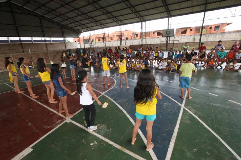 À tarde, os polos do Pro Paz nos Bairros, do Instituto de Ensino de Segurança do Pará (Iesp) e da Universidade Federal do Pará (UFPA) promoveram palestras para as crianças e seus familiares, dentro da programação alusiva ao “Dia da família no polo”, na qual famílias e alunos se reúnem para confraternizar, debater o tema e participar das apresentações de dança. "Hoje realizamos uma roda de conversa sobre abuso e exploração sexual contra crianças e adolescentes. Tanto para os pais, para que fiquem atentos aos sinais e reforcem a atenção, pois grande parte da violência ocorre dentro de casa, quanto para empoderar essas crianças, para que elas saibam diferenciar o contato com os adultos. Se ocorrer, que elas possam denunciar, que elas percebam que têm voz e apoio de profissionais que, constantemente, estão na luta da defesa dos seus direitos", disse a assistente social Joyce Cardoso, responsável pela palestra no Polo UFPA.
FOTO: CARLOS SODRÉ / AG. PARÁ
DATA: 18.05.2018
BELÉM - PARÁ <div class='credito_fotos'>Foto: Agência Pará | <a href='/midias/2018/originais/7cec88d7-f05a-4d46-b741-a0ff5dfac0a9.jpg' download><i class='fa-solid fa-download'></i> Download</a></div>
