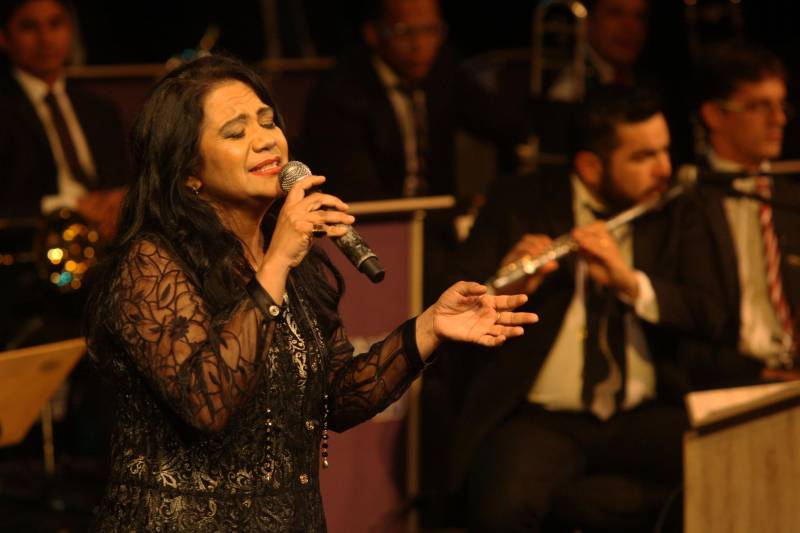 Os sons tradicionais de ritmos da Amazônia se misturaram com arranjos jazzísticos na noite de quinta-feira (15), no concerto “Celebrando o Theatro da Paz e Waldemar Henrique”, realizado pela Amazônia Jazz Band para comemorar os 140 anos do teatro e os 113 anos do maestro paraense, um dos mais importantes do país. Com a regência do maestro Nelson Neves, a noite teve uma convidada especial que encantou a plateia com seu tom de voz, a cantora Simone Almeida (foto). O evento foi uma realização do Governo do Estado do Pará, por meio da Secretaria de Estado de Cultura (Secult) e da Academia Paraense de Música (APM). Para começar o espetáculo, “Foi Boto, Sinhá”, composição de Waldeco - como é carinhosamente chamado o regente e compositor - com arranjo de Tynnoko Costa, já arrebatou o público: sons de pássaros, barulhos de folhagens em movimento, de água. Um pouco da floresta era possível ouvir, de forma instrumental, em excelente execução dos músicos da big band. Logo depois, uma composição norte-americana deu o tom da noite de gala. Com sonoridade marcante, “The Phat Pack”, de Gordon Goodwin, mostrou como o jazz clássico pode combinar com a sonoridade da nossa região.
FOTO: CARLOS SODRÉ / AG PARÁ
DATA: 16.02.2018
BELÉM - PARÁ <div class='credito_fotos'>Foto: CARLOS SODRÉ / AG. PARÁ | <a href='/midias/2018/originais/7cf1b739-cda6-4a78-aaab-d33bd719f7d3.jpg' download><i class='fa-solid fa-download'></i> Download</a></div>