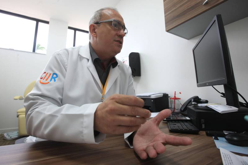 Segundo o otorrinolaringologista Murilo Lobato (foto), que atende no CIIR, a principal causa da perda auditiva é a idade, normalmente ocorrendo a partir dos 40 anos, mas o número de jovens com a deficiência é cada vez maior.
FOTO: SIDNEY OLIVEIRA / AG. PARÁ
DATA: 18.11.2018
BELÉM - PARÁ
<div class='credito_fotos'>Foto: Sidney Oliveira/Ag. Pará | <a href='/midias/2018/originais/7cf2ea25-6ce5-4de5-8426-9042f22dc658.jpg' download><i class='fa-solid fa-download'></i> Download</a></div>