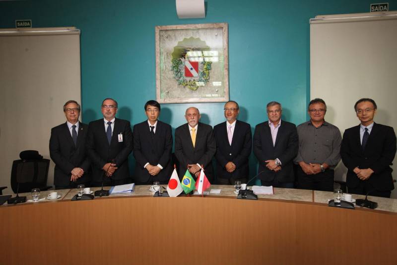 Governo do Estado, Agência de Cooperação Internacional do Japão (Jica) e Embaixada do Japão no Brasil assinaram no final da tarde desta sexta-feira a Ordem de Serviço que marca que marca o início das obras na Rodovia BR-316. As obras iniciam já na próxima segunda-feira.Com projeto arrojado, que trará grande reforma estrutural para a entrada da capital paraense, desde a rede de drenagem, até os chamados retoques finos, como paisagismo e moderna rede de iluminação pública em LED, abrange os municípios de Belém, Ananindeua e Marituba, em 10,8 km de extensão. As obras de reconstrução e requalificação incluem pistas com três faixas de rolagem nos dois sentidos, com pavimento flexível, uma faixa (em cada sentido) exclusiva para o BRT Metropolitano, duas ciclovias bidirecionais, gramado próximo à ciclovia para arborização, dois passeios para circulação de pedestres com 2,5m de largura, faixa de piso tátil e rampas de acessibilidade, de acordo com a legislação vigente, além de mobiliário urbano (bancos, lixeiras e abrigos em paradas de ônibus convencionais).

FOTO: SIDNEY OLIVEIRA / AG. PARÁ
DATA: 07.12.2018
BELÉM - PARÁ <div class='credito_fotos'>Foto: Sidney Oliveira/Ag. Pará   |   <a href='/midias/2018/originais/7cf41d83-ec12-4417-819a-c84fd4fea84c.jpg' download><i class='fa-solid fa-download'></i> Download</a></div>