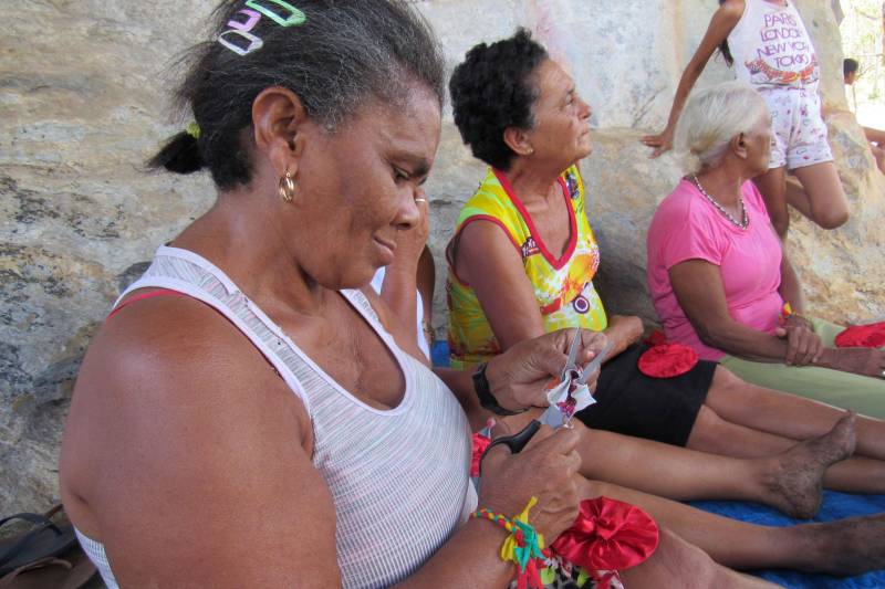 As manhãs despertam ainda nubladas na Casa de Pedra. Os fogos de artifício de “Seu Caroço”, que começam a estourar às 4 h da madrugada, marcam o despertar de mais um dia da Festividade do Divino Espírito Santo, comemorada anualmente no Parque Estadual Serra dos Martírios/Andorinhas (Pesam), na região do Araguaia, sudeste paraense. Em parceria com a Secretaria de Estado de Meio Ambiente e Sustentabilidade (Semas) foram realizadas atividades de ginástica laboral, oficinas de desenho e pintura, produção de objetos com garrafas pet e de mandalas alusivas ao Divino Espírito Santo.
FOTO: ASCOM IDEFLOR-BIO
DATA: 28.05.2018
ARAGUAIA - PARÁ <div class='credito_fotos'>Foto: Ascom Ideflor-Bio | <a href='/midias/2018/originais/7cf7e47f-2813-4673-8bcf-71ebc19cdd28.jpg' download><i class='fa-solid fa-download'></i> Download</a></div>