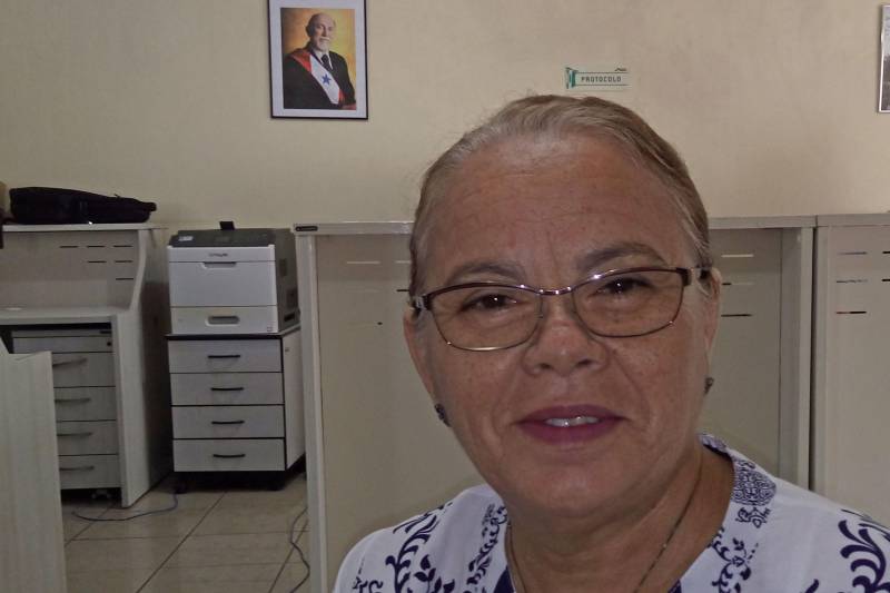 A Secretaria de Estado de Desenvolvimento Urbano e Obras Públicas (Sedop) dá continuidade a capacitação (foto) e apoio técnico aos municípios paraenses na revisão, elaboração e implementação dos Planos Diretores Municipais (PDM). Nesta quinta, 17, teve início, o II Seminário do Programa de Estadual de Ordenamento Territorial Urbano (Proturb), com tema voltado às orientações metodológicas para o processo de implementações de Planos Diretores Municipais. A capacitação reúne no auditório da Escola de Governança do Estado do Pará (EGPA), mais de 30 representantes municipais até a sexta-feira (18), com programação de conteúdo relacionado às políticas de desenvolvimento urbano que fazem parte dos temas contidos nos Planos Diretores Municipais. Na foto, a representante da cidade de Eldorado dos Carajás, Maria Conceição Cavalcante.

FOTO: ASCOM / SEDOP
DATA: 17.05.2018
BELÉM - PARÁ <div class='credito_fotos'>Foto: Ascom Sedop   |   <a href='/midias/2018/originais/7cfedb9b-da9f-44f2-9050-b253ce716f27.jpg' download><i class='fa-solid fa-download'></i> Download</a></div>