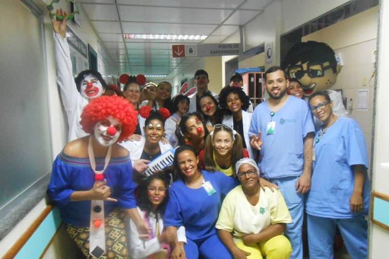 O trabalho voluntário muda a atmosfera hospitalar. O ambiente de dor e apreensão se transforma, e o hospital ganha cores, risos e esperanças. No Hospital Regional do Sudeste do Pará – Dr. Geraldo Veloso (HRSP), localizado em Marabá, vários grupos de voluntariado contribuem com atividades lúdicas para o êxito do tratamento oferecido pelos profissionais da unidade de saúde. Em fevereiro, os grupos “Pipoca e Maionese”, “Amor em Ação”, “Filhos da Caridade” e “Médicos da Alegria” proporcionaram a cada semana alegria e diversão a pacientes de todas as alas do hospital, incluindo a Unidade de Terapia Intensiva (UTI). Para o ajudante de pedreiro José Lira, 25 anos, a presença dos voluntários do grupo “Pipoca e Maionese” foi fundamental na recuperação de seu filho, de 06 anos, internado na UTI Pediátrica. “Antes de começar a brincadeira, meu filho estava chorando, triste, chamando pela mãe. Mas depois ele ficou alegre, pediu até para tomar banho. Eles se divertem. A gente vê que quando começa a brincadeira, eles já ficam alegres, sorrindo”, contou José Lira.
FOTO: ASCOM / HRSP
DATA:27.02.2018
MARABÁ - PARÁ <div class='credito_fotos'>Foto: ASCOM HRSP | <a href='/midias/2018/originais/7d033aa7-8699-41b7-8af9-715c0e2dcf11.jpg' download><i class='fa-solid fa-download'></i> Download</a></div>