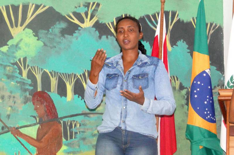 Conscientizar a população para adoção de medidas que contribuam para a prevenção e controle da raiva foi o objetivo da ação educativa realizada pela Agência de Defesa Agropecuária do Estado do Pará (Adepará) nos municípios de Melgaço, Portel e Breves, localizados no Arquipélago do Marajó. A ação, que ocorreu no período de 4 a 8 de junho, foi voltada para estudantes, produtores, agentes comunitários de saúde e a comunidade em geral. Na foto, agente comunitária de saúde do município de Breves, Filadélfia Trindade
FOTO: ASCOM ADEPARÁ
DATA: 08.05.2018
MELGAÇO - PARÁ <div class='credito_fotos'>Foto: ASCOM ADEPARÁ | <a href='/midias/2018/originais/7d042798-9e90-40ee-bbd5-3c4170f08e75.jpg' download><i class='fa-solid fa-download'></i> Download</a></div>