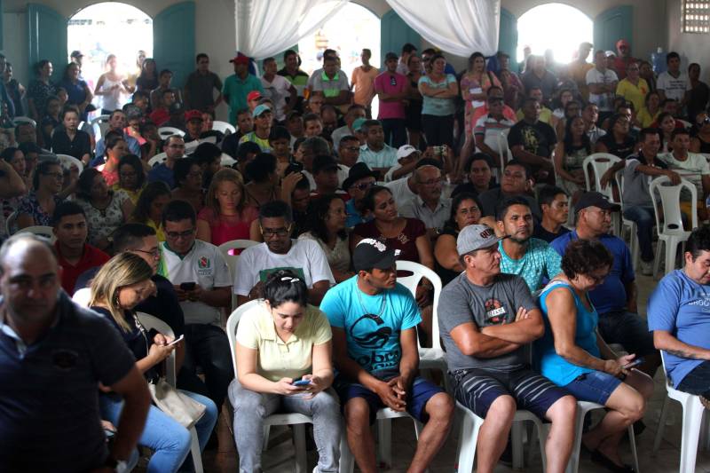 Já durante o evento em Augusto Corrêa, realizado no Centro Nossa Senhora de Nazaré e no Hospital Municipal, o prefeito Filho Barreto lembrou que o município sempre foi beneficiado com obras pela gestão estadual. Desta vez, além do investimento de quase R$ 2 milhões em 4 km de pavimentação, o Governo do Pará também conseguiu um convênio para o asfaltamento da PA-462, que liga o município à Viseu, e ainda a reforma de duas escolas estaduais, o que totaliza cerca de R$ 35 milhões em recursos.
FOTO: SIDNEY OLIVEIRA / AG. PARÁ
DATA: 14.06.2018
AUGUSTO CORRÊA - PARÁ <div class='credito_fotos'>Foto: Sidney Oliveira/Ag. Pará | <a href='/midias/2018/originais/7d057832-a92b-4cf6-85f2-64a35d78d0c6.jpg' download><i class='fa-solid fa-download'></i> Download</a></div>