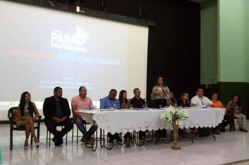 Percorrer as 12 regiões de Integração do Estado para discutir, de forma conjunta e articulada, a execução do Programa Pará Profissional como experiência de política pública para o desenvolvimento inter-regional, inclusão produtiva e oportunidades de trabalho. A primeira região a receber o evento foi Lago de Tucuruí, que teve o município de Tucuruí como sede, nesta terça-feira (24), com parceria da Prefeitura Municipal e do Comitê Gestor Intersetorial de Educação Profissional e Tecnológica de Tucuruí. Na foto, a secretária adjunta da Sectet, Maria Amélia Enríquez (falando), apresentou um histórico do Programa Pará Profissional
FOTO: ASCOM SECTET
DATA: 24.04.2018
TUCURUÍ - PARÁ <div class='credito_fotos'>Foto: Ascom Sectet | <a href='/midias/2018/originais/7d09cd11-b461-4dfa-ad70-741da99a6ae1.jpg' download><i class='fa-solid fa-download'></i> Download</a></div>