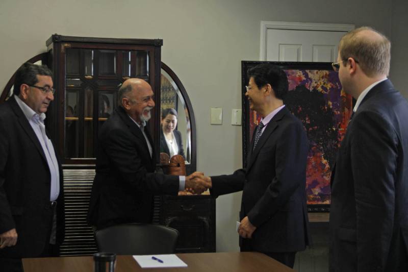 O presidente da China Brazil New Energy Environment International Investment (CBSteel), Zhang Shengsheng (3º da esq/dir), declarou ao governador do Pará, Simão Jatene (2º da esq/dir), e ao secretário estadual de Desenvolvimento Econômico, Adnan Demachki, em reunião no Palácio do Governo, neste sábado, 24, que tem interesse em investir no Pará nas áreas de mineração, agronegócio e turismo. Shengsheng, liderou uma comitiva do Grupo CBSteel, que foi ao Palácio do Governo, em Belém, conversar com Jatene. O governador Simão Jatene disse que o Estado está disposto a negociar com a empresa, desde que a parceria resulte em vantagens socioeconômicas para a população paraense, sem deixar de ser lucrativa aos chineses. ''Queremos que nossos recursos ajudem a desenvolver o Brasil e até outros países, mas é vital que eles contribuam para melhorar a qualidade de vida do povo paraense; esse é o cerne de nossa política de desenvolvimento econômico'', informou o governador Jatene.
FOTO: RODOLFO OLIVEIRA / AG. PARÁ
DATA: 24.05.2018
BELÉM - PARÁ <div class='credito_fotos'>Foto: Rodolfo Oliveira/Ag. Pará | <a href='/midias/2018/originais/7d143a92-d60a-4246-9499-b72cbb11d923.jpg' download><i class='fa-solid fa-download'></i> Download</a></div>