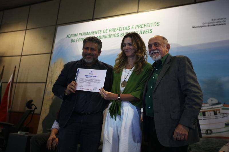 O primeiro dia do Fórum Permanente de Prefeitas e Prefeitos dos Municípios Sustentáveis contou com a participação de 85 prefeitos , 17 vices e 21 secretários municipais dos 141 municípios manifestaram interesse em adotar as diretrizes do programa. Para o governador Simão Jatene (foto), esta grande participação simboliza a união de agentes públicos que colocaram os interesses coletivos acima dos interesses individuais para construir um estado melhor para todos. Com o tema “Gestão Compartilhada”, o evento traz as experiências e os desdobramentos das agendas governamentais que foram planejadas em parceria com as gestões municipais. Através da Secretaria Extraordinária de Municípios Sustentáveis (Semsu) Governo do Pará, por meio da Semsu, investe na capacitação dos municípios para a promoção de uma gestão fiscal eficiente. Para Izabela Jatene, este primeiro dia serviu para sinalizar o quanto os gestores estão preocupados com o equilíbrio da questão fiscal dos municípios e em desenvolver uma governança compartilhada para desenvolver seus municípios.
FOTO: ANTÔNIO SILVA / AG. PARÁ
DATA: 07.02.2018
BELÉM - PARÁ <div class='credito_fotos'>Foto: Antônio Silva/Ag. Pará | <a href='/midias/2018/originais/7d1d1c60-14ee-46b9-b668-2bcfda928815.jpg' download><i class='fa-solid fa-download'></i> Download</a></div>