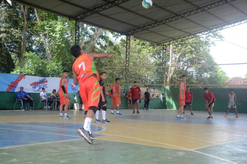 A etapa regional dos Jogos Estudantis Paraenses (Jeps), realizada de 16 a 19 de maio, no município de Igarapé-Açu, no nordeste do Estado, selecionou os times que vão disputar a etapa estadual, em junho, em Belém. Depois dos quatro dias de disputas, Castanhal foi apontada como a delegação que levará para a próxima etapa o maior número de times.
FOTO: RAI PONTES / ASCOM SEDUC
DATA: 20.05.2018
IGARAPÉ-AÇU - PARÁ <div class='credito_fotos'>Foto: Rai Pontes/Ascom Seduc | <a href='/midias/2018/originais/7d1d2d52-d0d3-4d39-bebf-1bb89f9962e0.jpg' download><i class='fa-solid fa-download'></i> Download</a></div>