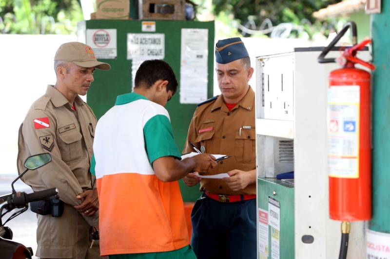 Estabelecimentos prestadores de serviços, condomínios, boates e casas noturnas serão vistoriados, nesta sexta-feira (11) e no sábado (12), pelo Corpo de Bombeiros do Pará com apoio da Polícia Militar. Juntos, os órgãos de segurança realizam a Operação Tiradentes II, deflagrada pelo Conselho Nacional de Comandantes Gerais dos Bombeiros e da PM em todo o país. Mais de 150 homens do Corpo de Bombeiros participam da Operação em todo o Estado. Pela manhã até às 18h, serão fiscalizados postos de combustível (foto), comércios e condomínios.
FOTO: SIDNEY OLIVEIRA / AG. PARÁ
DATA: 11.05.2018
BELÉM - PARÁ <div class='credito_fotos'>Foto: Sidney Oliveira/Ag. Pará | <a href='/midias/2018/originais/7d21fe7d-23df-4252-a140-7de7f4ac509e.jpg' download><i class='fa-solid fa-download'></i> Download</a></div>