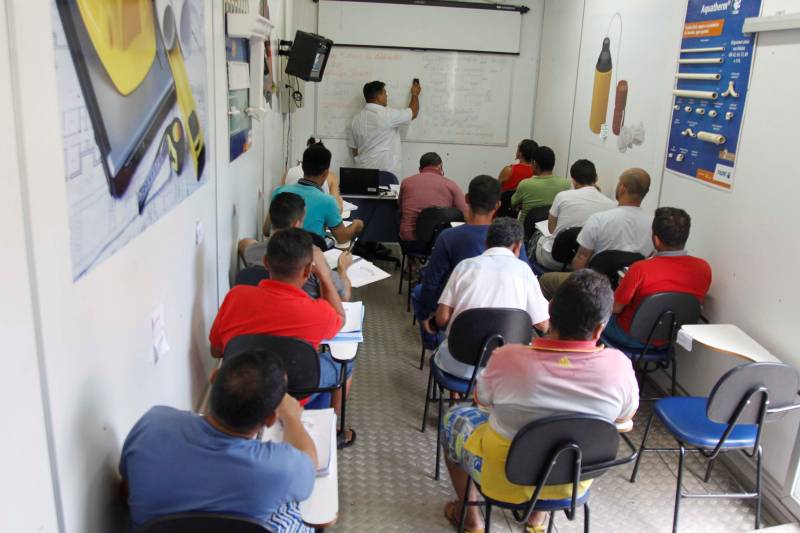 Em busca de capacitação e qualificação para o mercado de trabalho, 40 internos da Central Metropolitana II (CTM II) participam do curso de Construção Civil com Edificações Prediais, oferecido pelo Serviço Nacional de Aprendizagem Industrial (Senai), em parceria com a Superintendência do Sistema Penitenciário do Estado (Susipe). O curso (foto) terá 260 horas de duração, com aulas diárias, dentro de uma unidade móvel do Senai, no Complexo Penitenciário de Ananindeua. A carreta é estruturada com simuladores eletrônicos e hidráulicos, e salas de aula multimídia, com computadores e datashow para um ensino interativo. Essa é a primeira vez que a Central oferece um curso na área de construção civil, com o objetivo de qualificar internos custodiados. “Também é a primeira vez que a carreta-escola do Senai vem a uma Central de Triagem para desenvolver esse tipo de trabalho. Hoje, temos aqui vários presos sentenciados, e esta é uma forma de permitir que eles possam remir suas penas”, disse a diretora da casa penal, Mylene Fonseca.
FOTO: AKIRA ONUMA / ASCOM SUSIPE
DATA: 29.05.2018
BELÉM - PARÁ <div class='credito_fotos'>Foto: Akira Onuma / Ascom Susipe | <a href='/midias/2018/originais/7d25a2e4-ebdf-413a-8cac-b4452143aa53.jpg' download><i class='fa-solid fa-download'></i> Download</a></div>