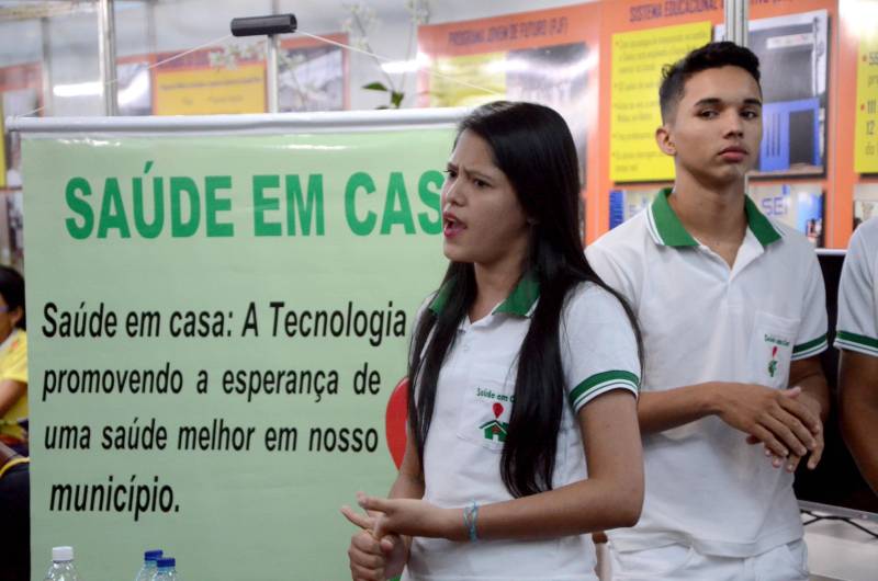 A canção da lendária banda oitentista Legião Urbana foi tocada em forma de paródia para falar de um assunto muito sério: segurança. Foi exatamente o que fizeram os estudantes do curso de Segurança no Trabalho da Escola Estadual Técnica de Tailândia (Eteepa, na foto), no sudeste do Pará, que tocaram “Será", Do grupo de rock para abordar medidas simples, que garantem segurança dentro de casa, no trânsito e no trabalho. A apresentação ocorreu, nesta quinta-feira, 7, no estande da Secretaria de Estado de Educação (Seduc), montado no Hangar, onde ocorre a 22ª edição da Feira do Livro. A coordenadora do Curso de Segurança no Trabalho, Lidenilde Almeida, detalha que o trabalho faz parte do projeto da Empresa Júnior Astec, criada sem fins lucrativos, formada e gerida por alunos da Escola com o objetivo de transmitir mensagens de segurança, utilizando métodos interativos. “A paródia "Será" e umas das canções para o público jovem, mas temos canções infantis para as crianças entre 5 e 7 anos, pois o projeto tem como premissa que os resultados são mais eficazes nas populações mais jovens", disse.
FOTO: FERNANDO NOBRE / ASCOM SEDUC
DATA: 07.06.2018
BELÉM - PARÁ <div class='credito_fotos'>Foto: FERNANDO NOBRE/ASCOM SEDUC | <a href='/midias/2018/originais/7d28afdf-1ca6-4db5-ab90-1213fc1deb35.jpg' download><i class='fa-solid fa-download'></i> Download</a></div>