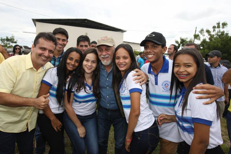 Onze municípios do sul e sudeste paraense recebem recursos do Estado para recuperar ruas e vicinais atingidas pelas enchentes e fortes chuvas que caem na região. Em agenda oficial nesta sexta-feira (6), o governador Simão Jatene (foto) assinou, pela manhã, no Parque de Exposições Valeu Boi Leilões, em Rio Maria, os convênios que garantem o repasse de cerca de R$ 4 milhões. As obras de caráter emergencial serão executadas pelas prefeituras em parceria com a Secretaria de Estado de Transportes (Setran). O objetivo é recuperar a trafegabilidade nessas localidades e assegurar o direito de ir e vir da população. Na manhã desta sexta, foram assinados nove convênios, com os municípios de Redenção, Pau D’Arco, São Félix do Xingu, Santa Maria das Barreiras, Tucumã, Água Azul do Norte, Xinguara, Bannach e Rio Maria. Além da Setran, participam da ação o Centro Regional de Governo do Sudeste do Pará e a Defesa Civil. “O valor do investimento em cada município vai depender da necessidade verificada pelas equipes do Estado e das prefeituras. O recurso não será usado para reconstruir vias, mas para restabelecer a trafegabilidade”, disse o secretário de Transportes, Kléber Menezes.
FOTO: ANTÔNIO SILVA / AG. PARÁ
DATA: 06.04.2018
RIO MARIA - PARÁ <div class='credito_fotos'>Foto: Antônio Silva/Ag. Pará | <a href='/midias/2018/originais/7d35571b-3db5-428f-b20a-e97757cb2c58.jpg' download><i class='fa-solid fa-download'></i> Download</a></div>