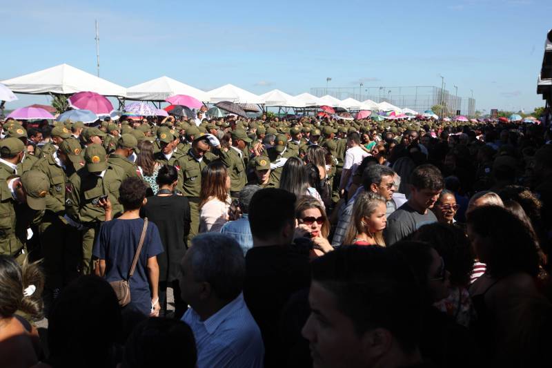A cerimônia de formatura dos novos praças da Polícia Militar ocorreu na manhã desta segunda-feira (9), simultaneamente, em Belém e outros seis municípios paraenses: Santa Izabel, Castanhal, Barcarena, Capanema, Bragança e Tucuruí. Em Parauapebas, Marabá, Breves, Soure e Conceição do Araguaia, a formatura será celebrada na quinta-feira, dia 12. Na sexta-feira, dia 13, é a vez de Santarém, Altamira, Paragominas e Itaituba. O governador Simão Jatene presidiu a cerimônia de formatura no Portal da Amazônia, bairro da Cidade Velha, em Belém. Milhares de familiares dos formandos lotaram o espaço para entregar aos novos policiais militares seus diplomas de conclusão de curso.
FOTO: SIDNEY OLIVEIRA / AG. PARÁ
DATA: 09.07.2018
BELÉM - PARÁ <div class='credito_fotos'>Foto: Sidney Oliveira/Ag. Pará | <a href='/midias/2018/originais/7d3de75f-e27e-46a4-be8f-b6fba8f8ec5a.jpg' download><i class='fa-solid fa-download'></i> Download</a></div>