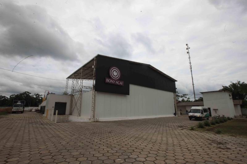 Mais de 300 produtores compareceram à arena Bira's, em Igarapé-Miri, no nordeste paraense, na manhã de quinta-feira (15), em busca de informações sobre crédito, qualificação profissional, regularização fundiária e cadeia produtiva. O público foi atendido pela "Caravana Pará 2030 - Igarapé-Miri", promovida pelo governo do Estado, que levou ao município os serviços de várias secretarias, bancos e instituições ligadas à produção e à intermediação de negócios.
FOTO: RODOLFO OLIVEIRA / AG. PARÁ
DATA: 16.03.2018
IGARAPÉ-MIRI - PARÁ <div class='credito_fotos'>Foto: Rodolfo Oliveira/Ag. Pará | <a href='/midias/2018/originais/7d46855c-bcdd-41ca-8f5d-ffffe6ba2b72.jpg' download><i class='fa-solid fa-download'></i> Download</a></div>