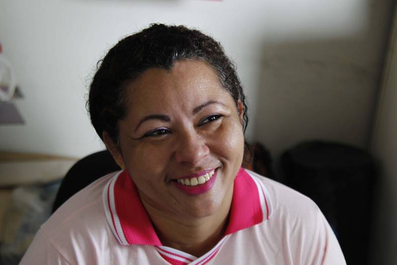 A Cooperativa Social de Trabalho Arte Feminina Empreendedora (Coostafe), que funciona há quase quatro anos dentro do Centro de Recuperação Feminino (CRF), em Ananindeua, está mais próxima de se tornar uma grande empresa. A partir deste mês, através de um convênio firmado com lojistas da cidade, os produtos serão comercializados em um shopping local. Além disso, funcionários serão contratados e também será emitido um número maior de notas fiscais. Na foto, a detenta Kátia Ferreira, de 38 anos.
FOTO: AKIRA ONUMA / ASCOM SUSIPE
DATA: 02.03.2018
BELÉM - PARÁ <div class='credito_fotos'>Foto: Akira Onuma / Ascom Susipe | <a href='/midias/2018/originais/7d4bb9f8-2412-4750-9255-4386d24fb6ae.jpg' download><i class='fa-solid fa-download'></i> Download</a></div>
