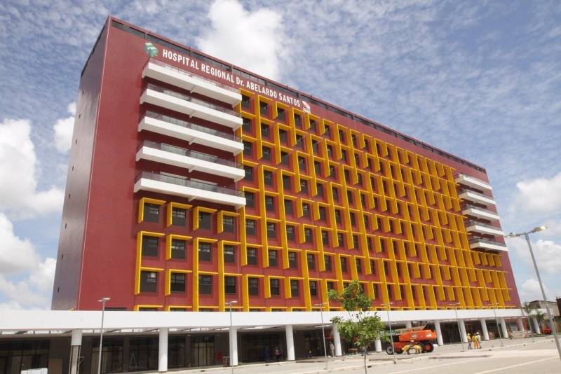 Neste domingo (30), às 11 horas, o governador Simão Jatene realiza uma visita às instalações do novo “Abelardo Santos” (foto), em Icoaraci. O prédio possui 10 andares e tem capacidade de atendimento para ser o maior hospital público da Região Metropolitana de Belém, beneficiando cerca de 1,2 milhão de pessoas. O hospital terá diversas especialidades, como clínica pediátrica, cirúrgica, médica e de traumatologia, terapia renal, unidade de transplante, maternidade, unidade de tratamento intensivo (UTI) infantil e adulto, centro cirúrgico com oito salas, laboratório de análise clínicas, serviço de reabilitação e centro de diagnóstico por imagem, que fará exames mais completos de mamografia, ressonância magnética e tomografia computadorizada.

FOTO: CRISTINO MARTINS / AG. PARÁ
DATA: 29.12.2018
ICOARACI - PARÁ <div class='credito_fotos'>Foto: Cristino Martins/Ag. Pará   |   <a href='/midias/2018/originais/7d56489f-f6d7-4d5d-a66b-1785b5de8075.jpg' download><i class='fa-solid fa-download'></i> Download</a></div>