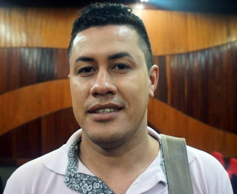 A Polícia Civil formou nesta sexta-feira (27), a turma de 28 servidores públicos de prefeituras do interior do Pará. Todos vão atuar como identificadores civis e criminais, colocando em prática os conhecimentos sobre emissão de carteiras de identidade nos municípios onde trabalham e pesquisa de dados criminais de pessoas com passagem pela polícia. A conclusão do Treinamento de Identificador Civil e Criminal ocorreu com a entrega dos certificados, no auditório da Delegacia-Geral de Polícia Civil, em Belém. O treinamento, que teve três semanas de duração, é resultado de uma parceria entre a Academia da Polícia Civil (Acadepol) e a Diretoria de Identificação "Enéas Martins" (Didem). Na foto, Jefferson Oliveira.
FOTO: ASCOM / POLÍCIA CIVIL
DATA: 27.04.2018
BELÉM - PARÁ <div class='credito_fotos'>Foto: Ascom / Polícia Civil | <a href='/midias/2018/originais/7d6b84e9-e156-41f3-b93d-c00134a6a4d2.jpg' download><i class='fa-solid fa-download'></i> Download</a></div>