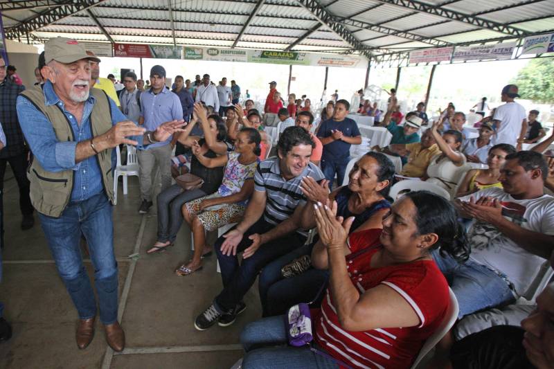 Onze municípios do sul e sudeste paraense recebem recursos do Estado para recuperar ruas e vicinais atingidas pelas enchentes e fortes chuvas que caem na região. Em agenda oficial nesta sexta-feira (6), o governador Simão Jatene assinou, pela manhã, no Parque de Exposições Valeu Boi Leilões, em Rio Maria, os convênios que garantem o repasse de cerca de R$ 4 milhões. As obras de caráter emergencial serão executadas pelas prefeituras em parceria com a Secretaria de Estado de Transportes (Setran). O objetivo é recuperar a trafegabilidade nessas localidades e assegurar o direito de ir e vir da população. Na manhã desta sexta, foram assinados nove convênios, com os municípios de Redenção, Pau D’Arco, São Félix do Xingu, Santa Maria das Barreiras, Tucumã, Água Azul do Norte, Xinguara, Bannach e Rio Maria. Além da Setran, participam da ação o Centro Regional de Governo do Sudeste do Pará e a Defesa Civil. “O valor do investimento em cada município vai depender da necessidade verificada pelas equipes do Estado e das prefeituras. O recurso não será usado para reconstruir vias, mas para restabelecer a trafegabilidade”, disse o secretário de Transportes, Kléber Menezes.
FOTO: ANTÔNIO SILVA / AG. PARÁ
DATA: 06.04.2018
RIO MARIA - PARÁ <div class='credito_fotos'>Foto: Antônio Silva/Ag. Pará | <a href='/midias/2018/originais/7d6d57de-d57c-4b59-8a5c-6c8d73cc9198.jpg' download><i class='fa-solid fa-download'></i> Download</a></div>