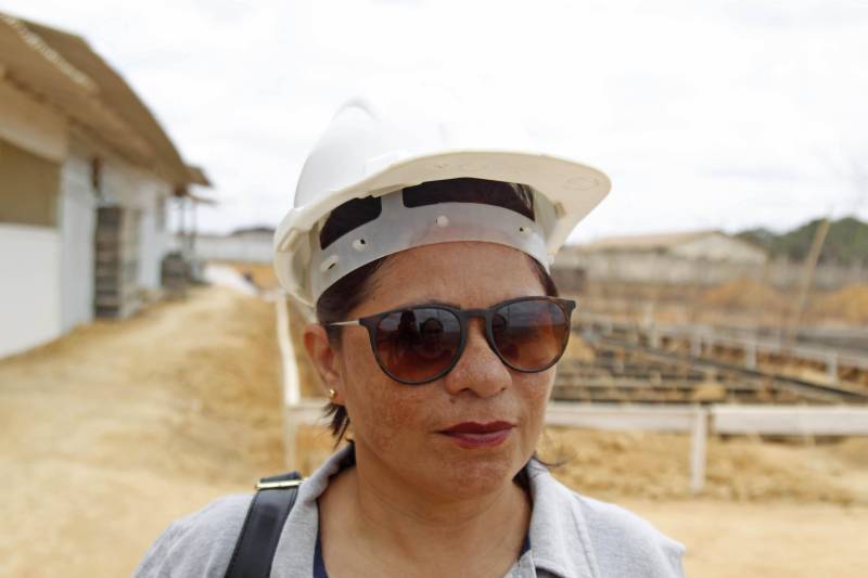 A obra de construção do novo Centro de Recuperação de Abaetetuba já está com cerca de 40% dos serviços concluídos. O espaço físico construído compreende 2.678,96 metros quadrados e o investimento é de R$ 10.625.194,43, dos quais R$ 7.182.694,43 oriundos do orçamento estadual e R$ 3.442.500 federais, por meio do Departamento Nacional Penitenciário (Depen). O novo prédio terá capacidade para custodiar 306 pessoas do sexo masculino. Iniciada em maio de 2017, a obra tem previsão de entrega para novembro deste ano. "Estão sendo construídas 40 celas coletivas e oito individuais, divididas em dois blocos, com solário e espaço de vivência cada um, onde devem ocorrer as visitas familiares. O prédio contará ainda com salas de educação e saúde, laboratório de informática, biblioteca, celas para visita íntima, parlatório, alojamento para a guarda e sala de distribuição de alimentos", explica Brenda Evanovitch, da Laca Engenharia, empresa contratada para execução da obra. Na foto, a coordenadora de Engenharia e Arquitetura, Célia Monteiro.
FOTO: AKIRA ONUMA / ASCOM SUSIPE
DATA: 27.03.2018
ABAETETUBA - PARÁ
<div class='credito_fotos'>Foto: Akira Onuma / Ascom Susipe | <a href='/midias/2018/originais/7d7a6175-2342-4560-a51f-d30fef76ac14.jpg' download><i class='fa-solid fa-download'></i> Download</a></div>