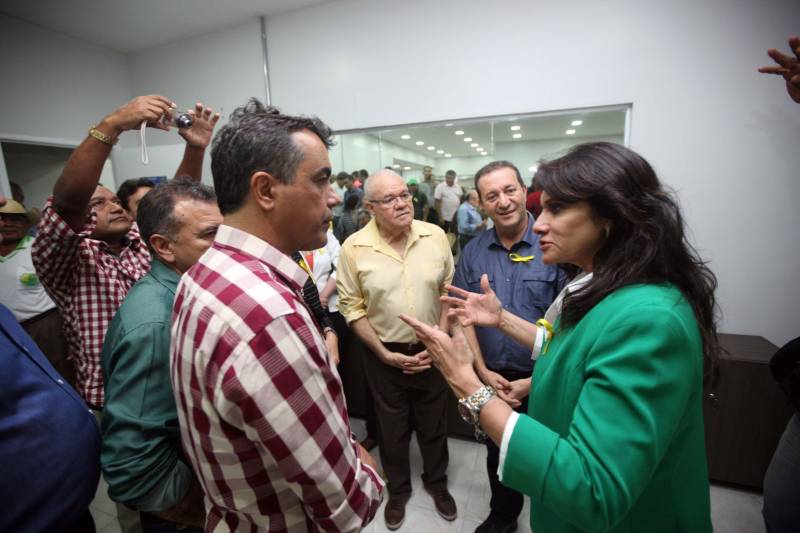 “Fiz questão de trazer minha filha para seu primeiro exercício de cidadania que é ter uma carteira de identidade, ainda mais em um local como este, que permite resolvermos várias pendências com mais conforto e praticidade”, comemorou o senhor Genival de Oliveira, 40 anos, pai da pequena Gabrielle, 8 anos. A família de seu Genival é uma das milhares que serão beneficiadas no município de Parauapebas, no sudeste paraense, com orientações e serviços de diversos órgãos estaduais em um único local: a Estação Cidadania. O espaço, localizado no Shopping Karajás, foi entregue oficialmente à população na manhã deste sábado (19). A cerimônia contou com a presença de secretários de Estado, parlamentares, entre outras autoridades locais. Esta é a segunda Estação Cidadania da região. A primeira é a de Marabá.
FOTO: THIAGO GOMES / AG. PARÁ
DATA: 19.05.2018
PARAUAPEBAS - PARÁ <div class='credito_fotos'>Foto: Thiago Gomes /Ag. Pará | <a href='/midias/2018/originais/7d7fee4f-f58c-4655-b4ad-aeda746e6055.jpg' download><i class='fa-solid fa-download'></i> Download</a></div>